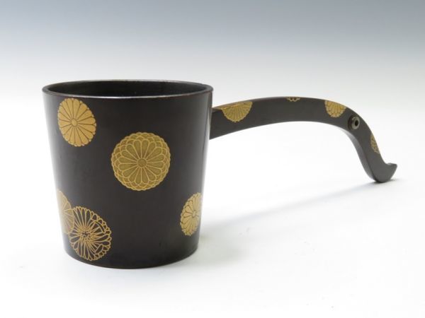 すので ヤフオク! 菊紋蒔絵 銅地黒地漆 杓 119g... - 明治時代 ⋂し すので ヤフオク! 菊紋蒔絵 銅地黒地漆 杓 119g... - 明治時代 ⋂し