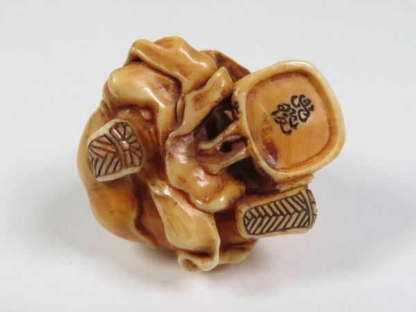 [1664] Meiji era small of the back . netsuke . Zaimei go in large black netsuke! warehouse .! purchase goods!