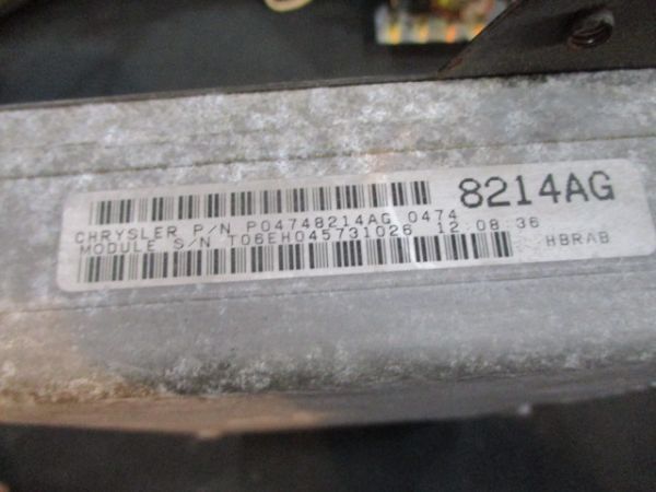 ■クライスラー ボイジャー エンジンコンピューター 中古 8214AG P04748214AG 4651711 GS33S 部品取あり ECU コントロールユニット■_画像2