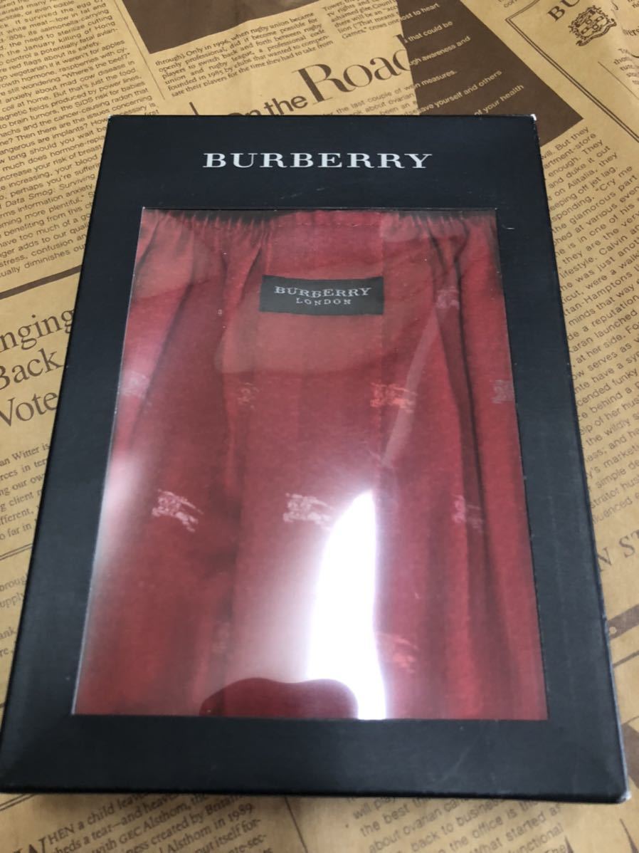 新品 バーバリー BURBERRY トランクス M 赤　全体にホース柄　ボックス入り　未使用 レア_画像1