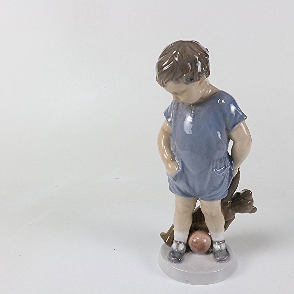 柔らかな質感の デンマーク 北欧 「テディベアの人形を持つ少年」2005年以降作製 フィギュリン ロイヤルコペンハーゲン #3468 の wwww6 陶磁器 ロイヤルコペンハーゲン