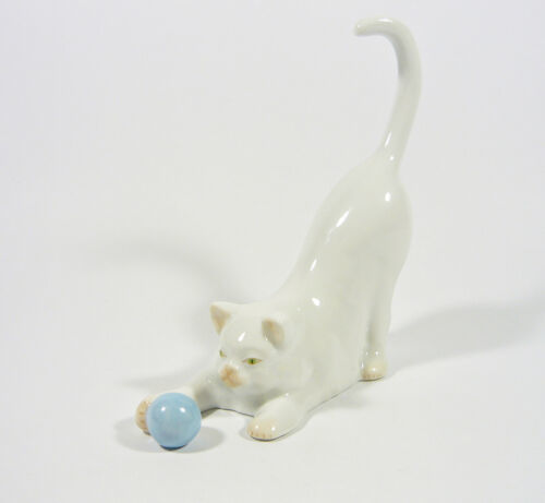 ヘレンド ボールで遊ぶ白い猫手塗り 磁器置物 （i143） HEREND