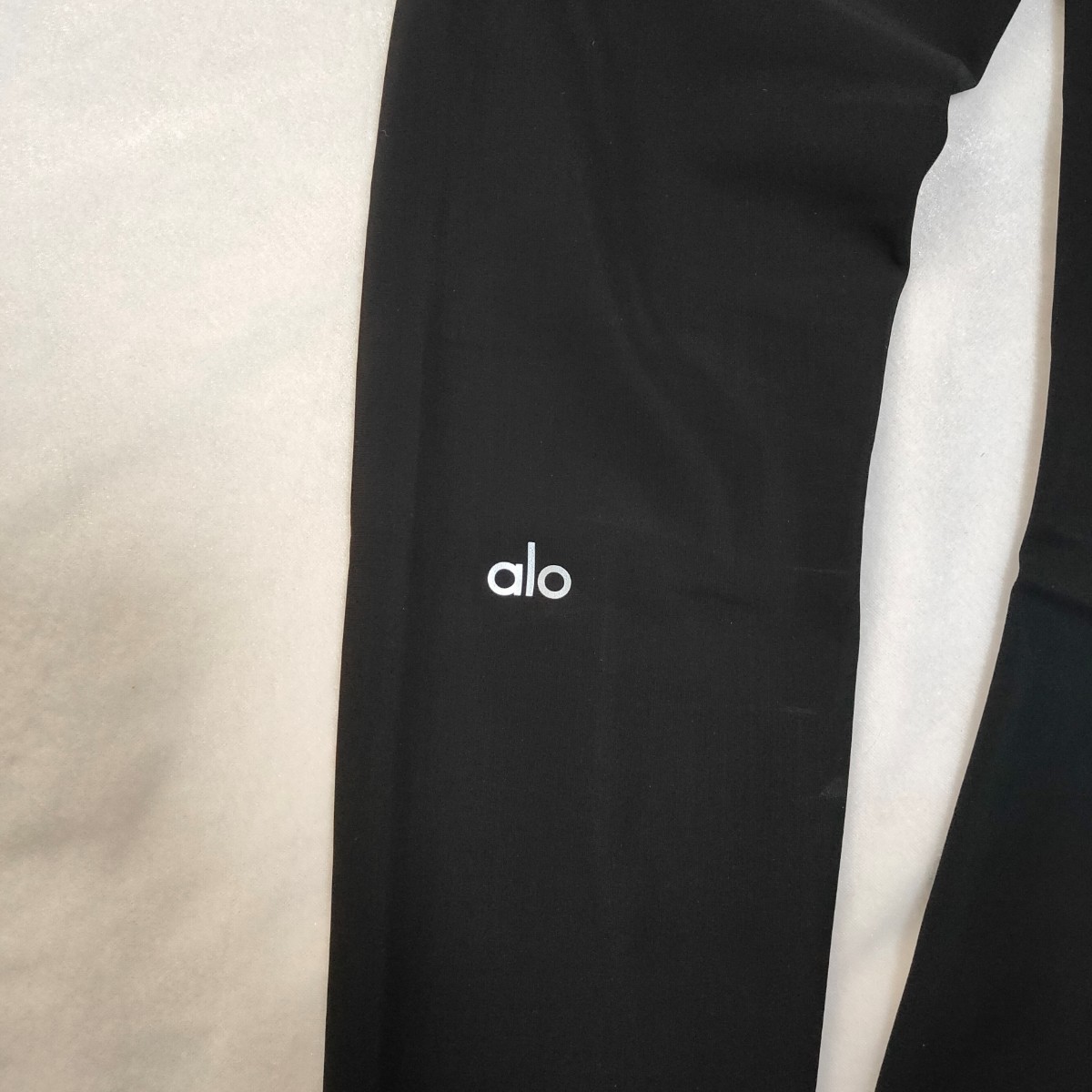 alo yoga ダメージレギンス ブラック黒ヨガウェアML アローヨガ