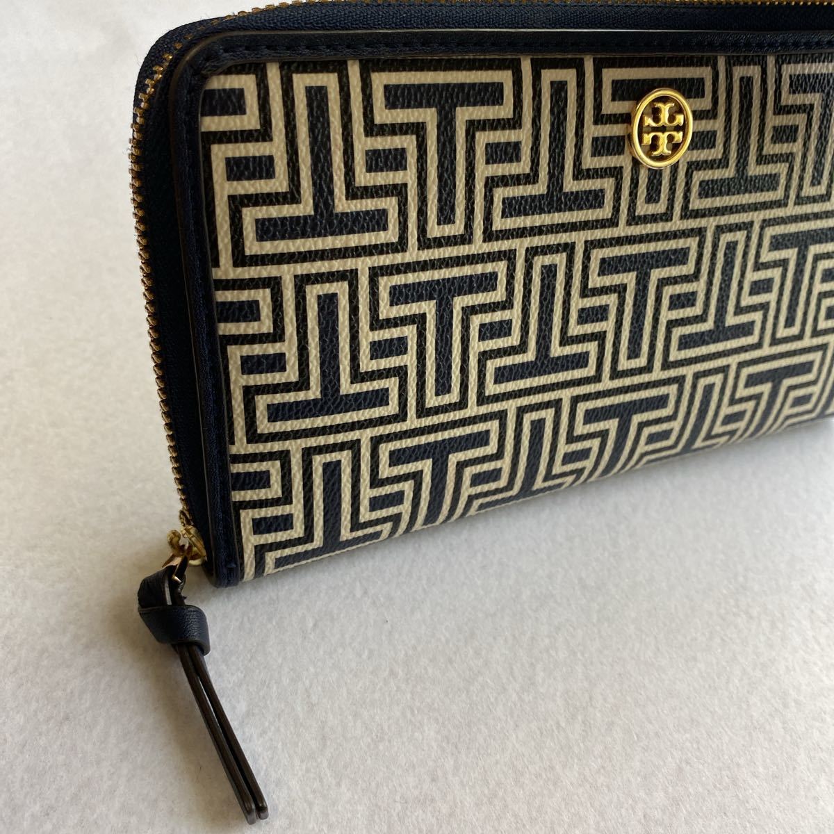 Tory Burch トリーバーチ ラウンドファスナー