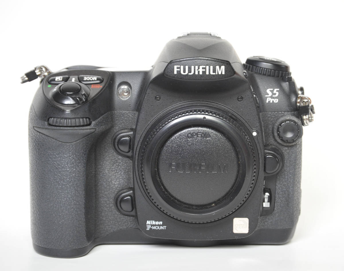 さらに値下げ!　すぐに使える良品　FUJIFILM　FinePix S5pro+ニコンAF-S DX Zoom-Nikkor 17-55mm f/2.8G IF-ED+CFコンパクトフラッシュ_画像3