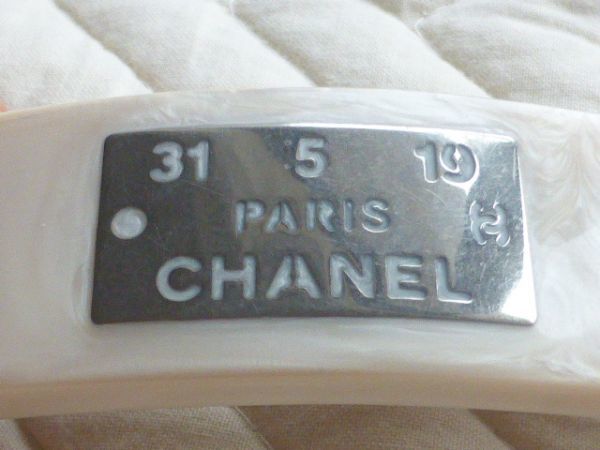 ◆送料無料◆シャネル CHANEL◆CHANELモチーフ　ホワイトシェルタイプ バレッタ（USED・難あり）◆_画像2