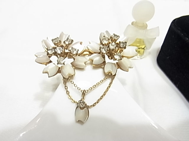  shell?. flower .. Kirakira Cubic Zirconia .. Kirameki ..biju- fringe . wonderful impression. double design brooch *