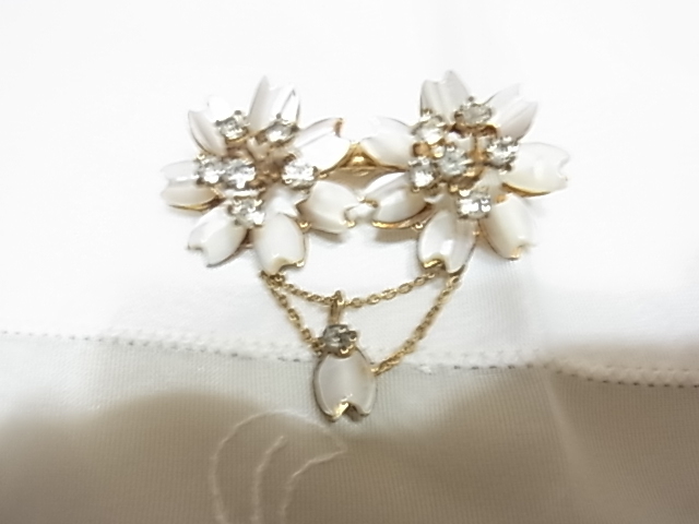  shell?. flower .. Kirakira Cubic Zirconia .. Kirameki ..biju- fringe . wonderful impression. double design brooch *