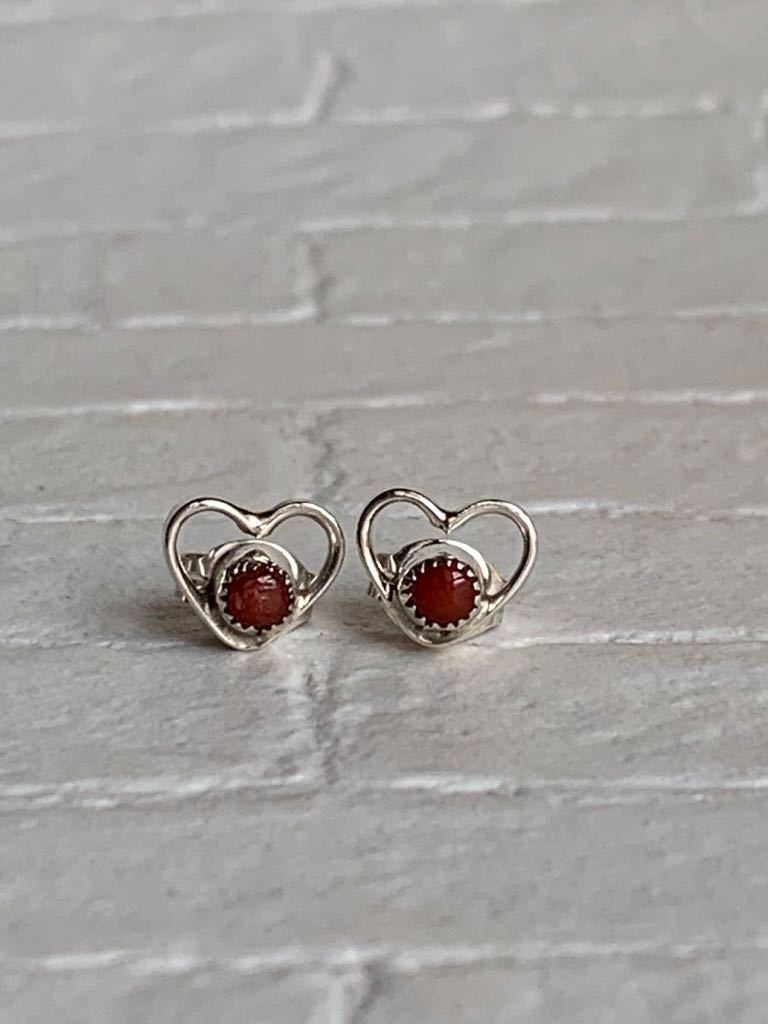 インディアンジュエリー ピアス ズニ Zuni ズニピアス サンゴ シルバーピアス シルバー925アーティスト ハートピアス ハート_画像2