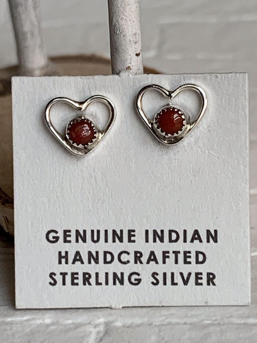 インディアンジュエリー ピアス ズニ Zuni ズニピアス サンゴ シルバーピアス シルバー925アーティスト ハートピアス ハート_画像3