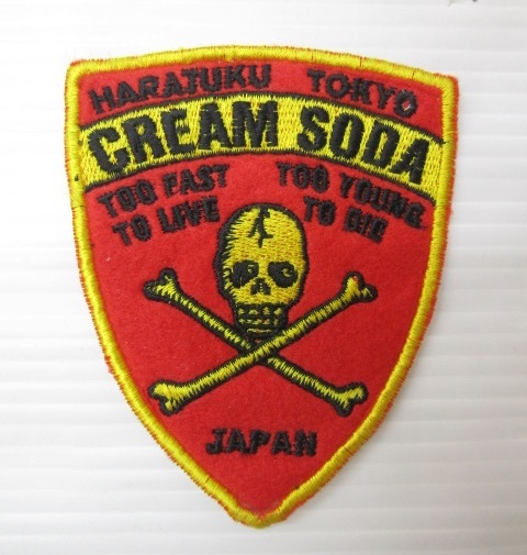 133-KM833-P♪ CREAM SODA クリームソーダ ワッペン シールド型 赤×黄色×黒 ドクロ 刺繍 80年代_画像1