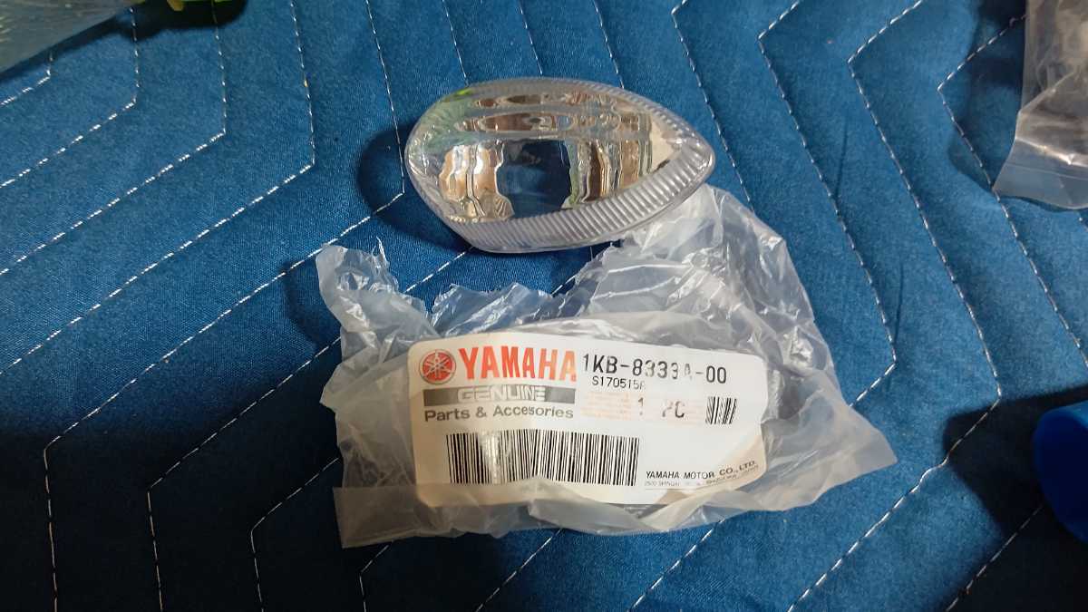 ヤマハ YZF-R1 純正 未使用 ウインカー レンズ 1KB-8333A-00 YAMAHA YZF_画像2