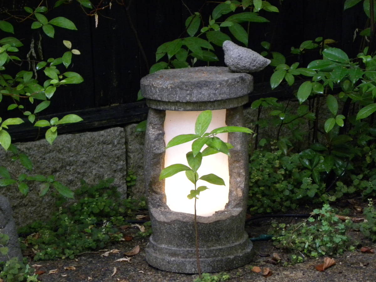 石灯り　灯籠　庭園灯　石オブジェ　御影石　ガーデンライト 　造園　小鳥