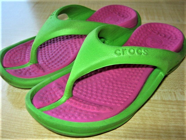 ★中古品 汚れ有り 廃盤品 crocs クロックス Athens アテネ ビーチサンダル 12/13(18.5cm) 実寸約19cmぐらい 緑×ピンク KIDS キッズ子供★_画像1