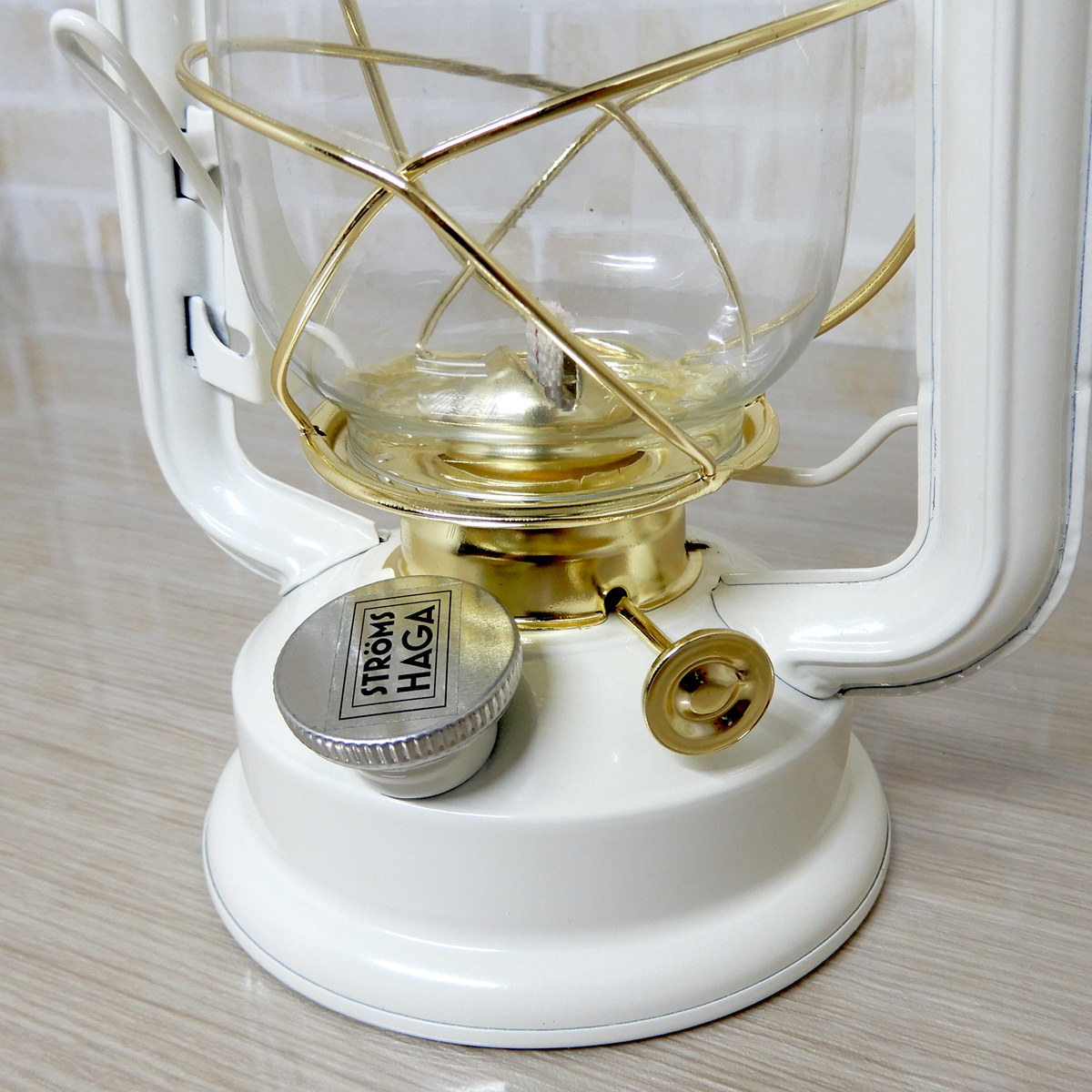 送料無料【日本未発売】新品 Stromshaga Oil Lantern - White & Brass Dietz ホヤ換装済 ◇ハリケーンランタン ホワイト 白金 真鍮 北欧