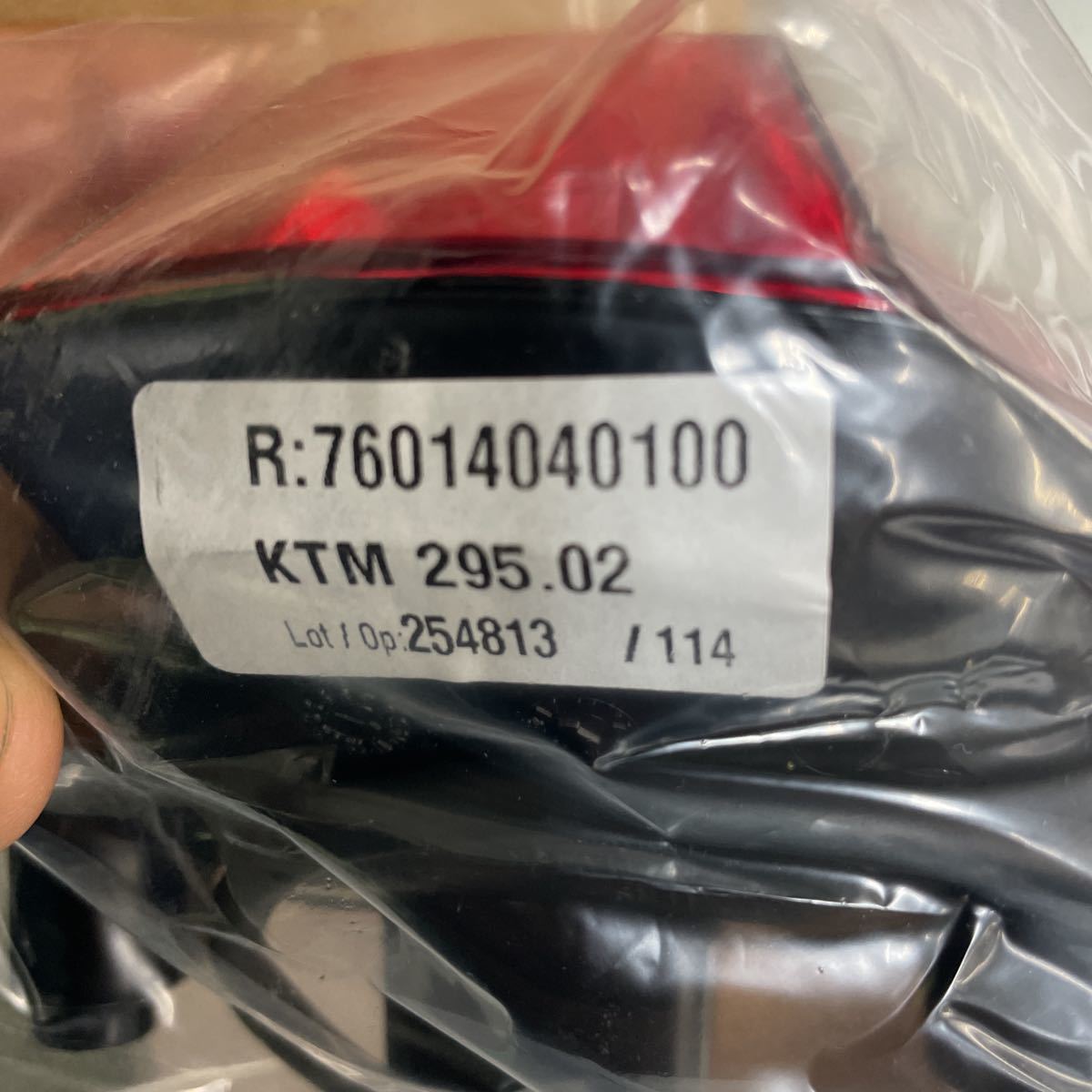 新品　KTM 690DUKE テールランプASSY 76014040100_画像4