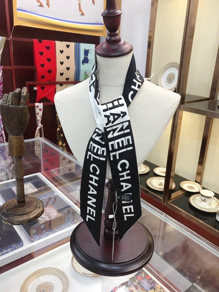 シンプルで上品♡ 【CHANEL】 シルク ロゴ スカーフ CHANEL シャネル スカーフ ツイル シルク ブラック ホワイト