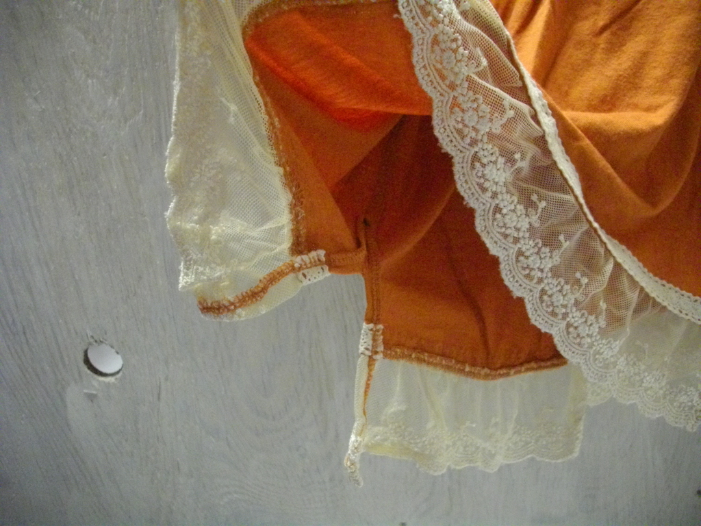 【美品】en face リオチェーン カットソー 半袖 フレアスリーブ オレンジ 色 胸元 裾 レース 刺繍 L サイズ_画像7