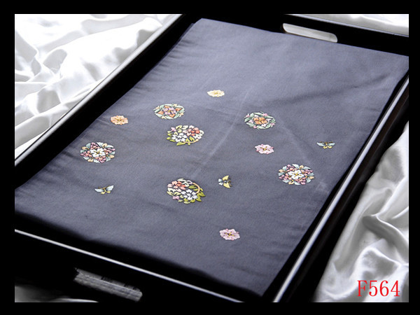 逸品】 【F564】厳選西陣 刺繍 草花蝶の丸文様 錆鼠色地 気品豊かに