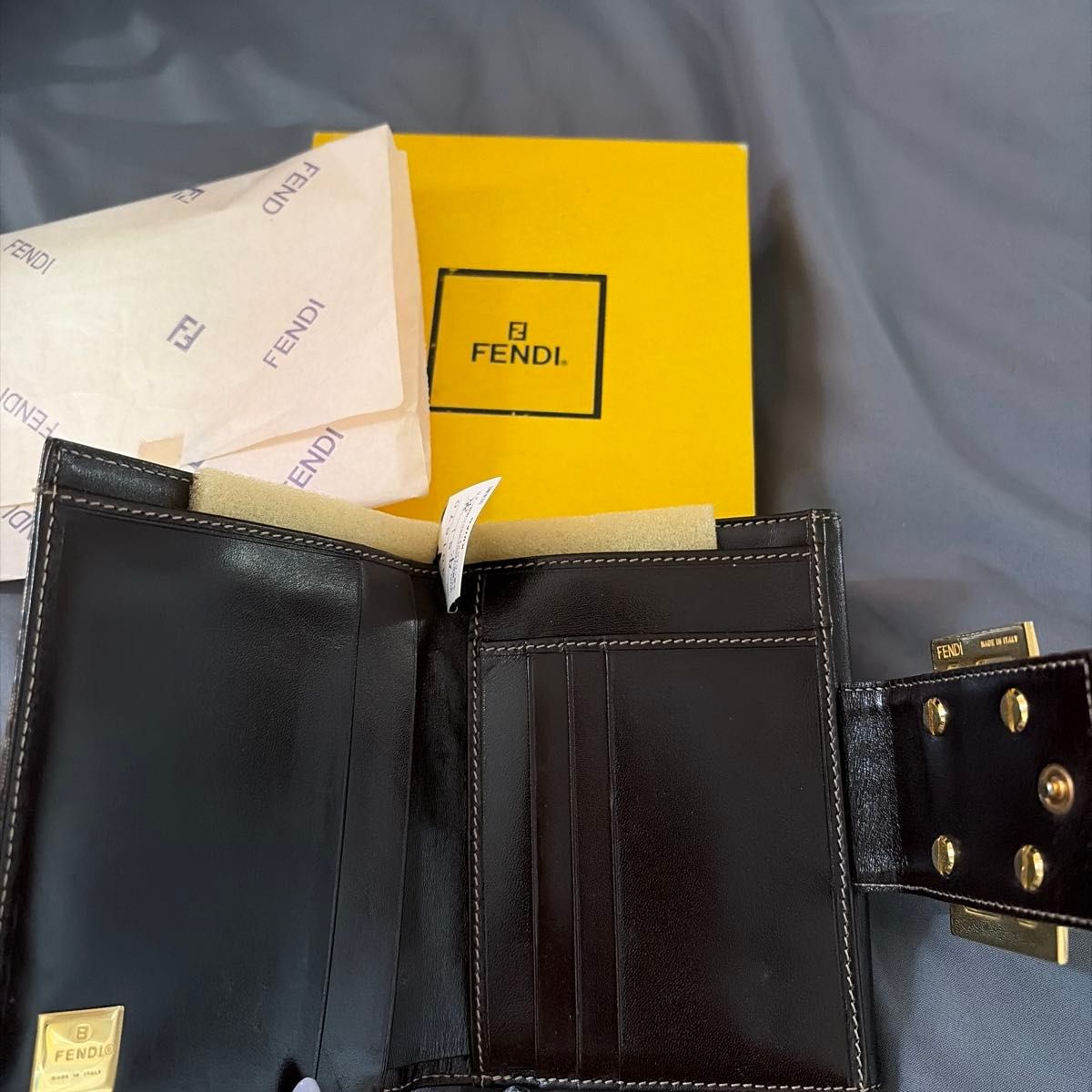 FENDI マンマウォレット ミニ財布 フェンディ ズッカ柄 FF金具 ブラウン FENDI フェンディ ズッカ柄 二つ折り財布 ブラウン ゴールド金具 箱