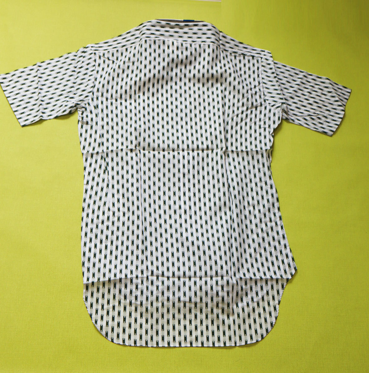 rm1317 メンズ　半袖シャツ　Yシャツ　Mサイズ　綿ポリ　グリーン×白　柄　新古品　長期保管品　White Dandy　_画像3