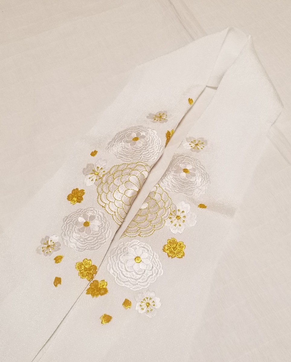 PayPayフリマ｜『新品・振袖用半衿 』ちりめん素材に菊と桜柄の 白地に刺繍入り