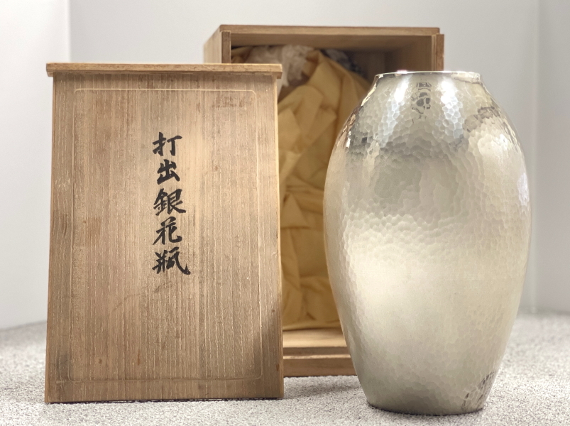 【打ち出し銀花瓶】 「サイズ（約） 直径：１７ cm × 高さ：２７ cm」 （FKM01X055）