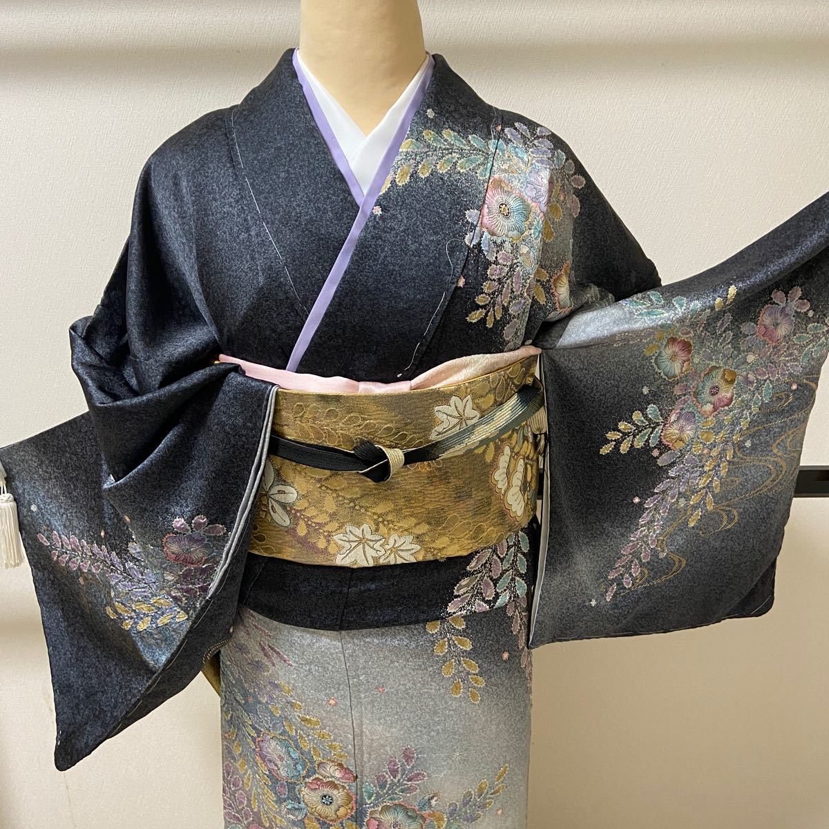 黒地に絞りと刺繍の辻ヶ花の訪問着 着物-