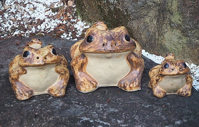 陶器の親子蛙　3個　中古美品　焼き物　愛嬌のある親子蛙　庭の置物
