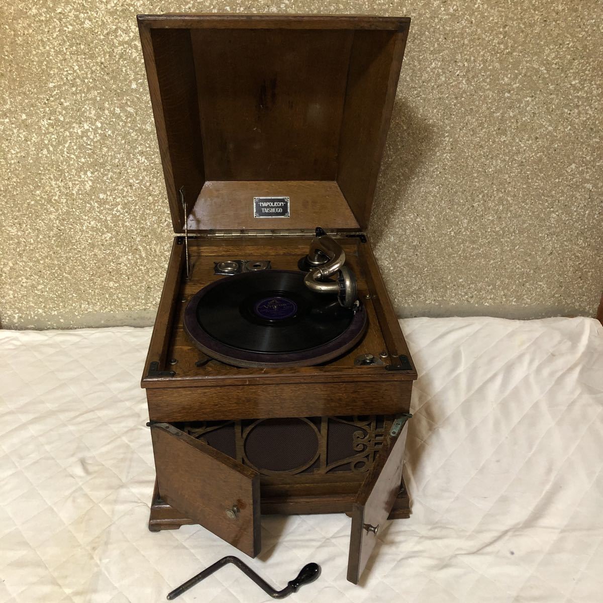  antique. Meiji. Taisho. Showa era the first period. retro gramophone.NAPOLE ON.TAI SHUGO. wooden. operation goods. sound . comes out. that time thing. all original.. weight 14.7kg.