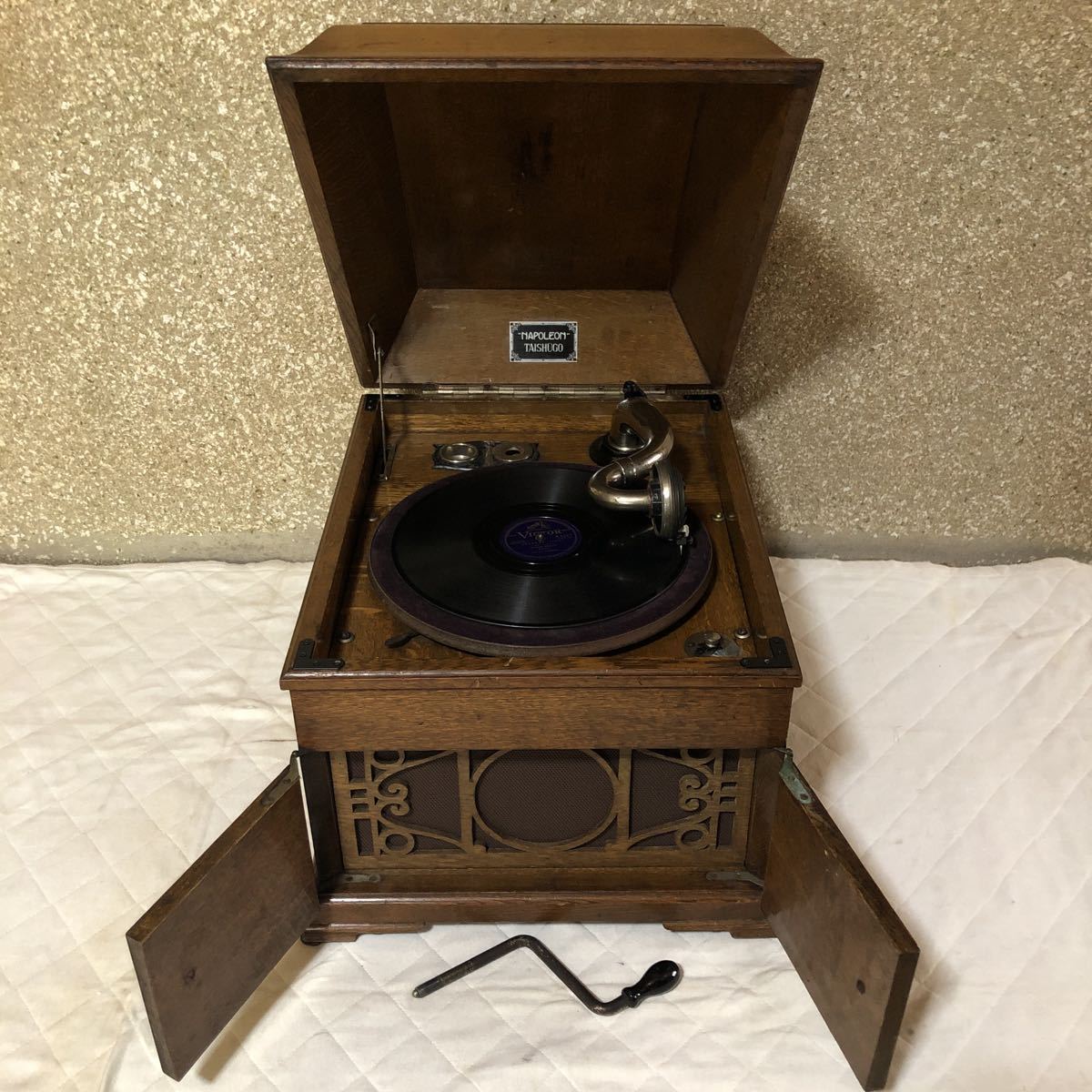  antique. Meiji. Taisho. Showa era the first period. retro gramophone.NAPOLE ON.TAI SHUGO. wooden. operation goods. sound . comes out. that time thing. all original.. weight 14.7kg.