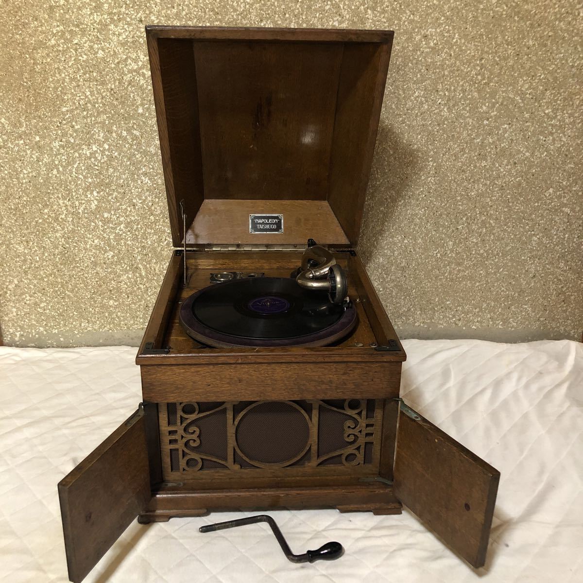  antique. Meiji. Taisho. Showa era the first period. retro gramophone.NAPOLE ON.TAI SHUGO. wooden. operation goods. sound . comes out. that time thing. all original.. weight 14.7kg.