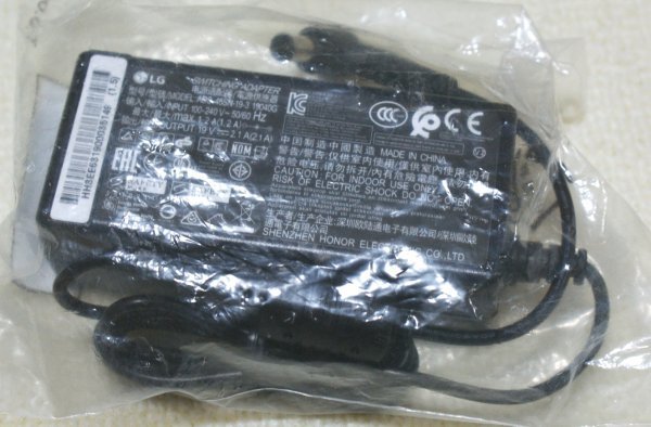 ◇（送料無料））未使用新品　LG AC ADAPTER ADS-45SN-19-3 19V~2.1A 外径約6.4mm 内径約4.3mm_画像1