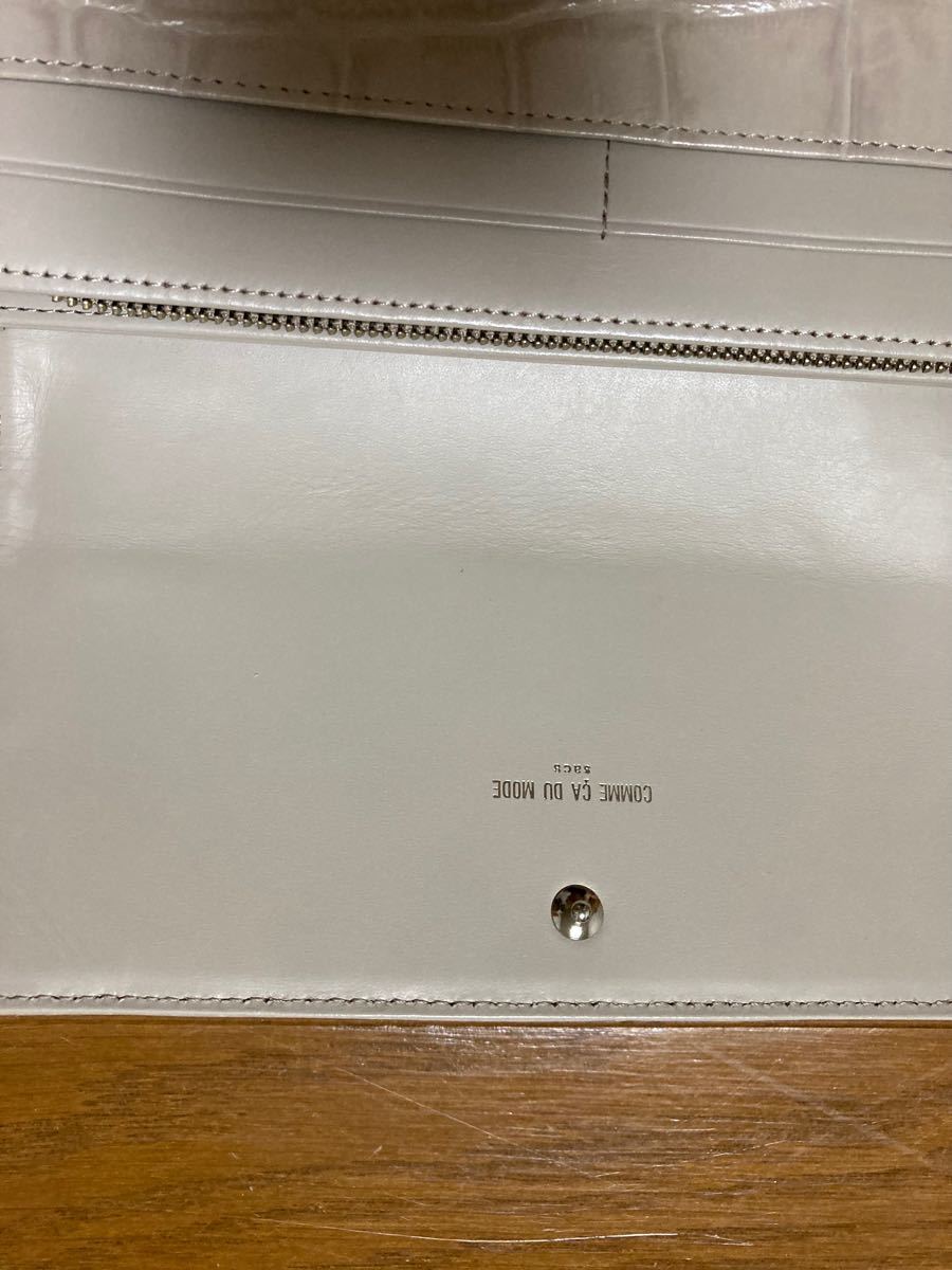 コムサデモードのレディース長財布です。  素材.クロコ型押し牛革　カラー.グレージュ　サイズ.19.5cmx9.5cm です。