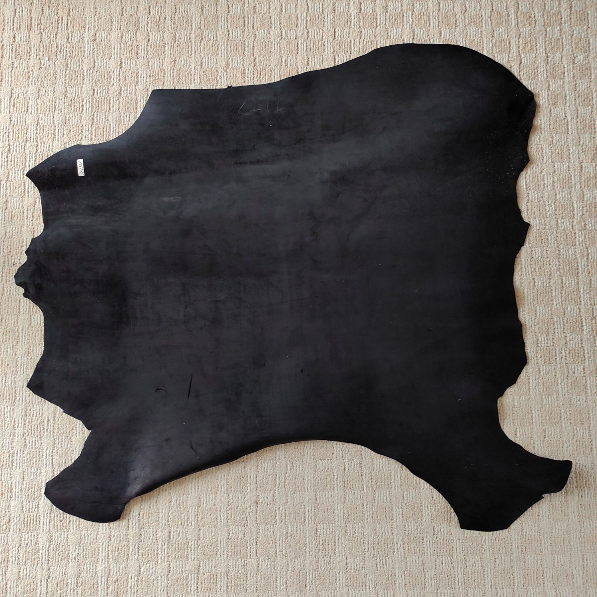 牛革 レザー 黒 ブラック 切り取り可能寸法 約90cm×60cm 厚さ約1.3mm　ステアリング・シフトノブなどにどうでしょうか
