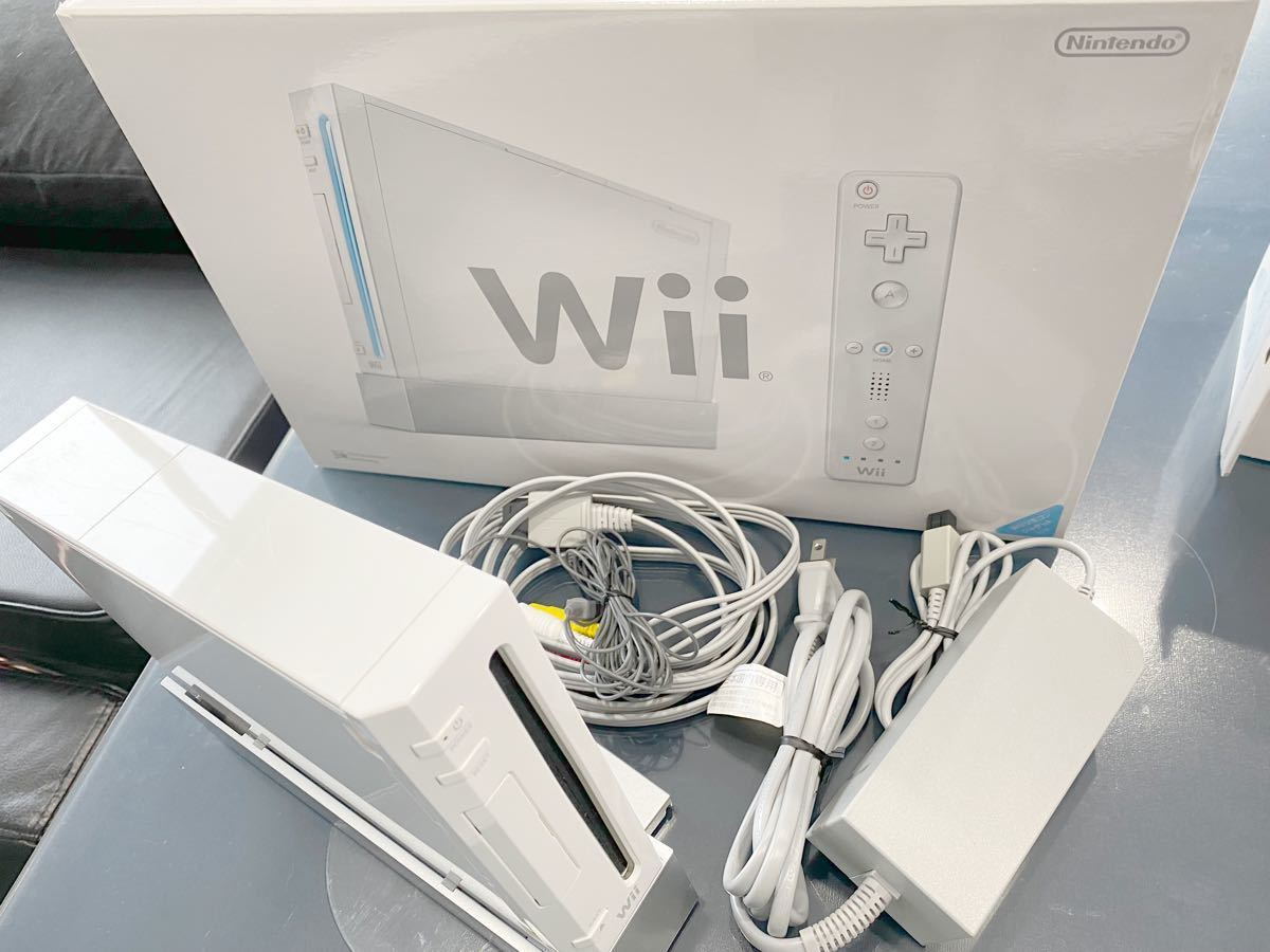 Wii本体＋コントローラー1個＋Wiiリモコン2個＋Wiiハンドル＋ソフト8本＋攻略法  セット