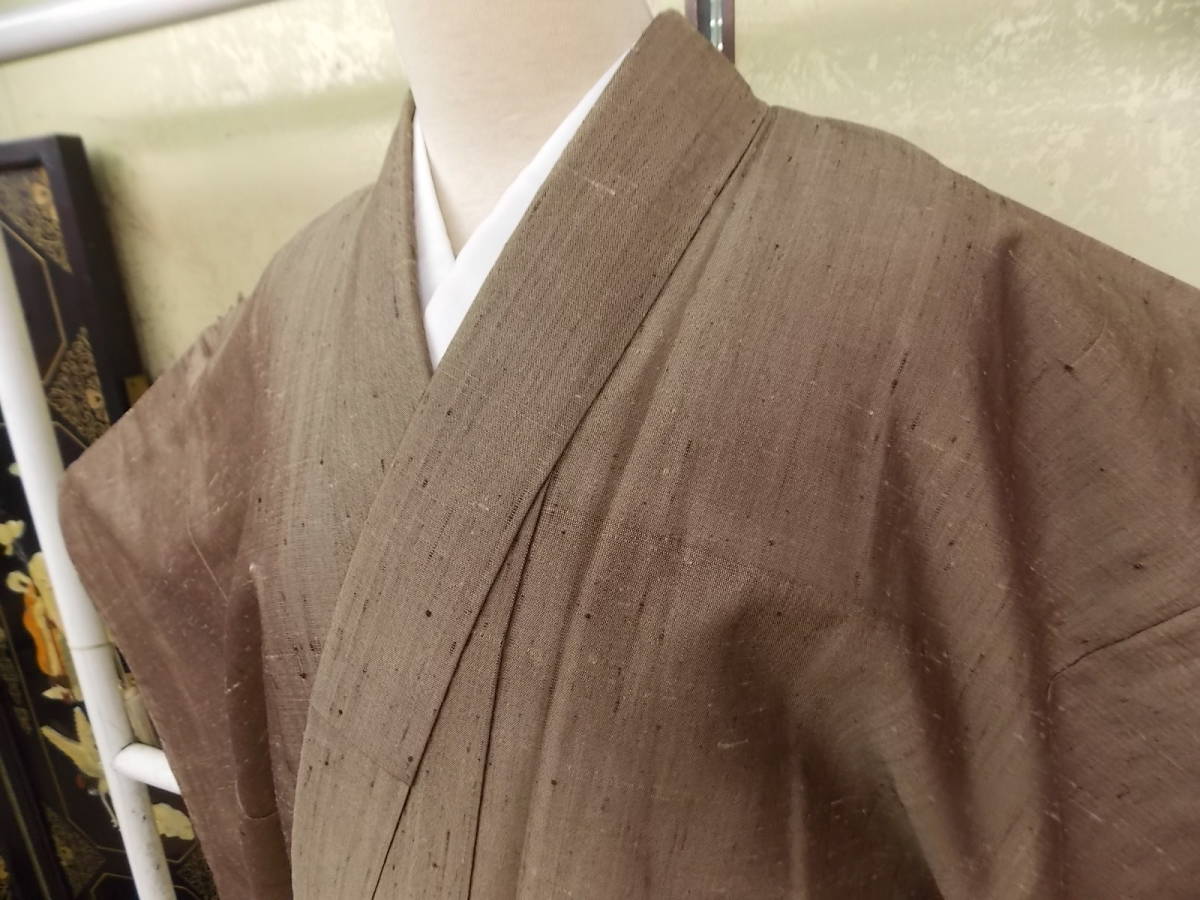 きもの今昔２７５９　男の和服　正絹こげ茶ベースでシルバーの輝き　紬ネップ入り　躾け糸付き_画像4