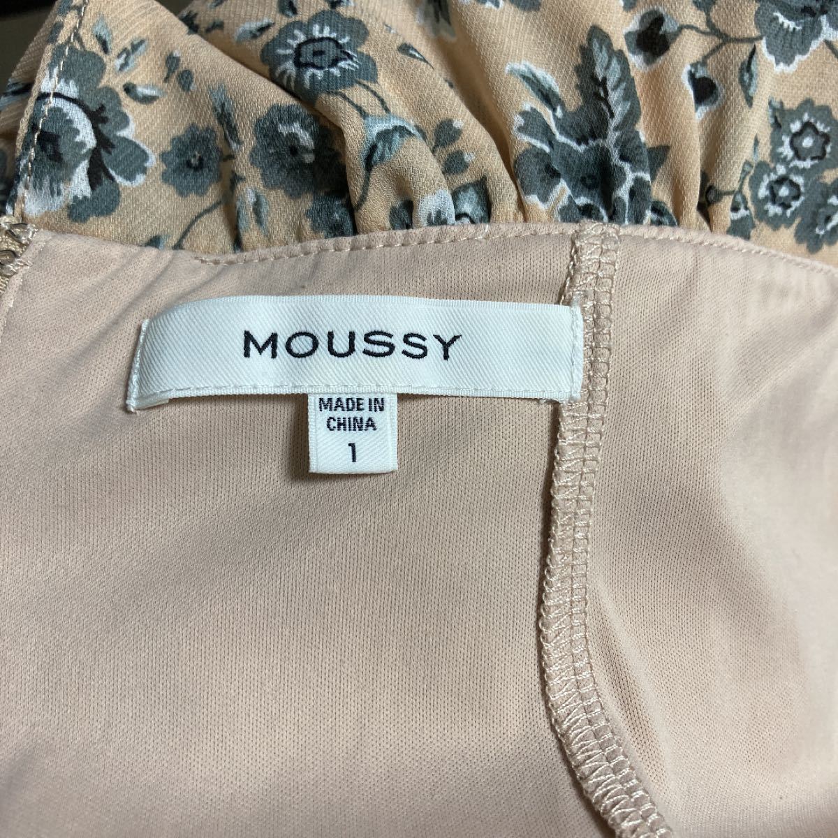 Paypayフリマ 美品 Moussy マウジー 花柄 ワンピース 肩リボン フレア フリル Paypayフリマ 美品 Moussy マウジー 花柄 ワンピース 肩リボン フレア フリル