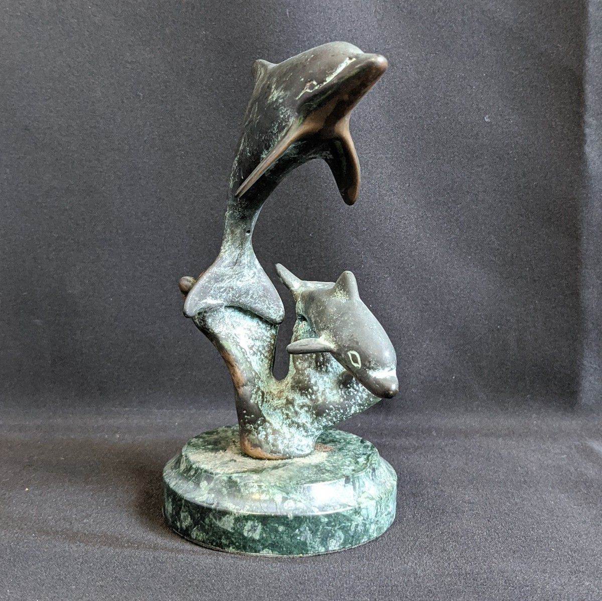 イルカ に 乗っ た 少年 銅像