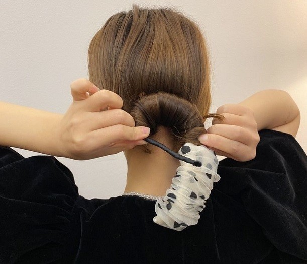 Paypayフリマ お団子ヘアメーカー お団子ヘアアレンジ パール 可愛い 1本 仕様 ベージュ色 韓国風ヘアバンド ヘアアクセサリー ヘアピン Paypayフリマ お団子ヘアメーカー お団子ヘアアレンジ パール 可愛い 1本 仕様 ベージュ色 韓国風ヘアバンド ヘアアクセサリー ヘアピン