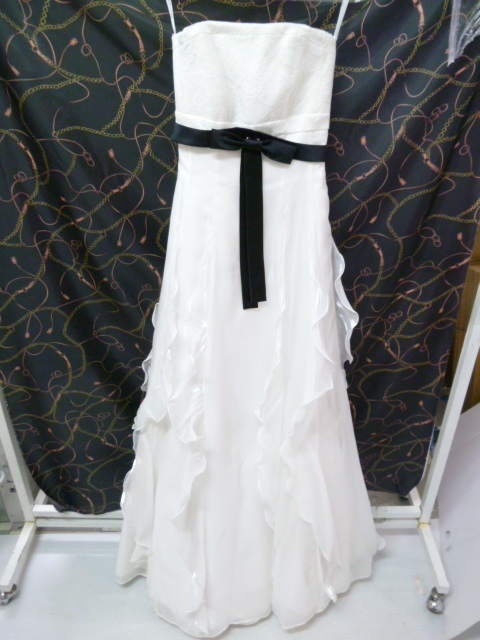 M305　Wedding Lavie ウエディングドレス 7T 黒リボン ロングドレス ブライダル 結婚式 披露宴 二次会 パーティー等に_画像1