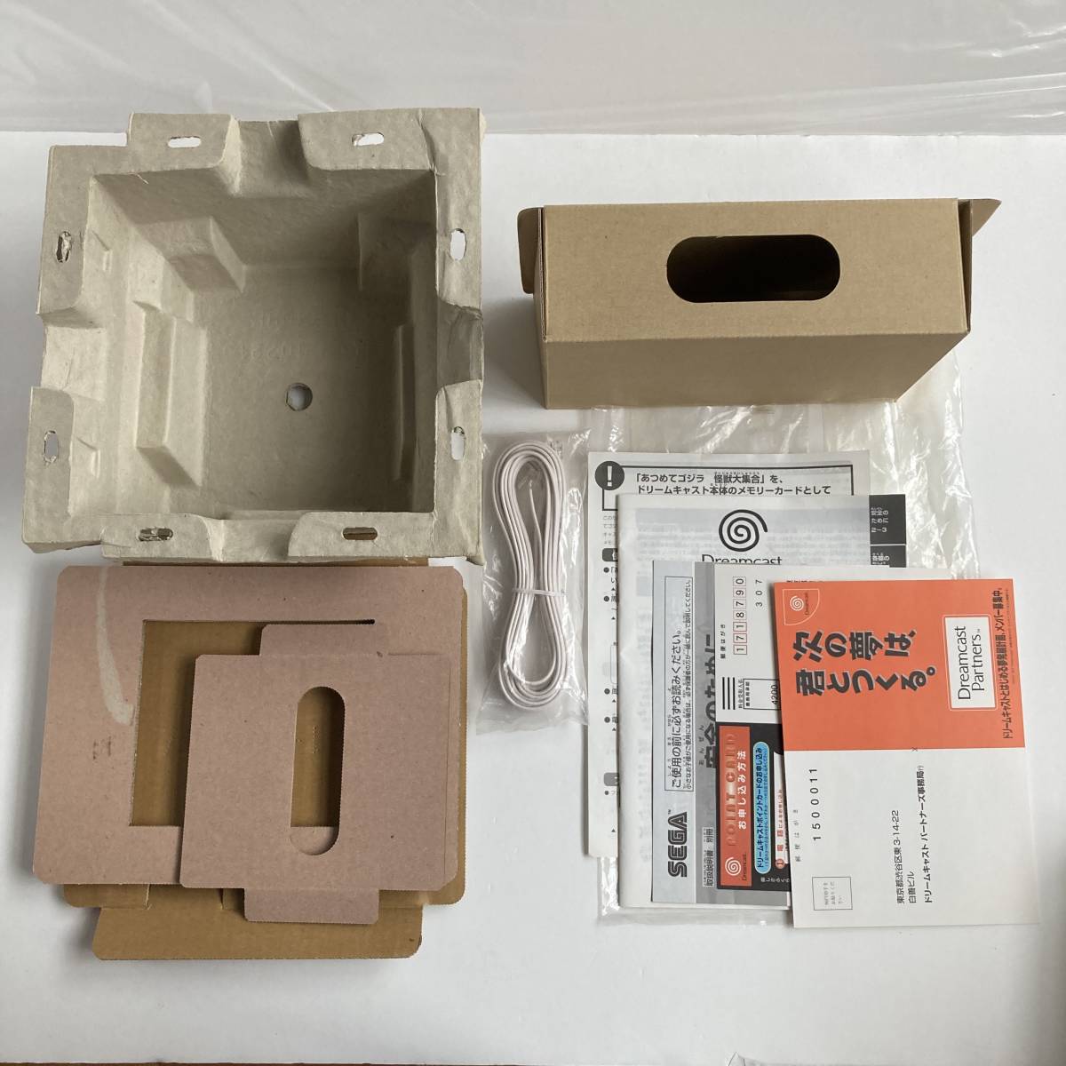 ドリームキャスト本体 湯川専務 モデル 箱セット / Dreamcast ドリームキャスト本体 湯川専務 モデル 箱セット / Dreamcast