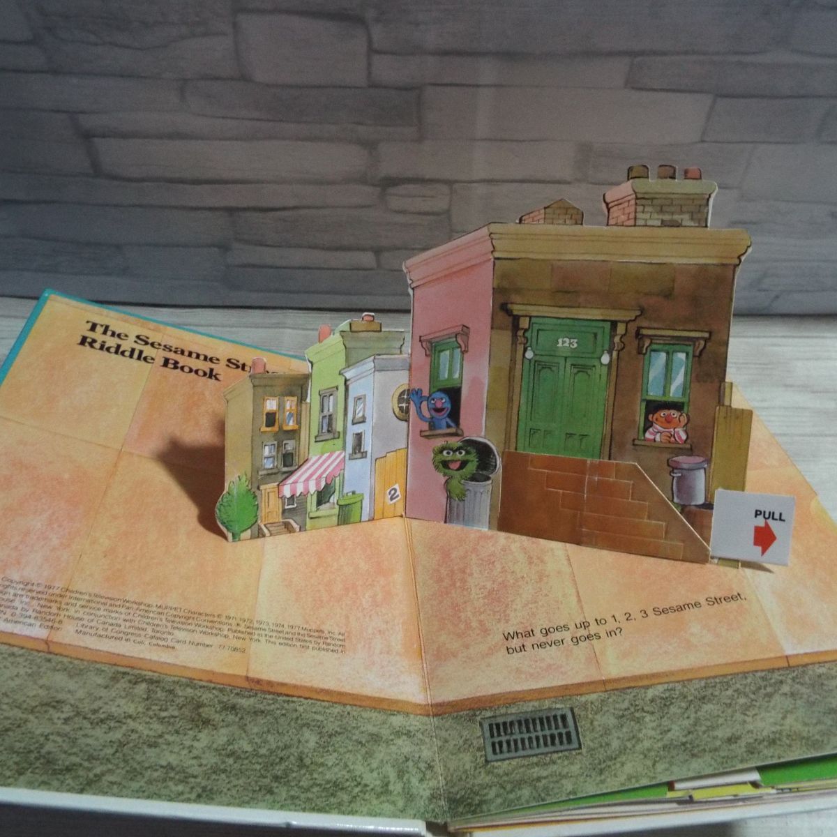  устройство книга с картинками [ Улица Сезам Pop-Up BOOK The Sesame Street Riddle Book] иностранная книга иллюстрированная книга на иностранном языке pop up 