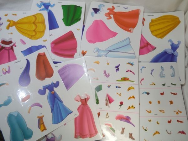 ゲーム絵本[ディズニープリンセス Disney PRINCESS Dress-Up A Sticker-Activity Storybook] 洋書 大型本 英語絵本 シール絵本_画像5