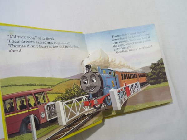  устройство книга с картинками [ паровозик Томас Bertie the Bus and Thomas the Tank Engine : A POP-UP BOOK( повреждение есть )] pop up . автомобиль ...