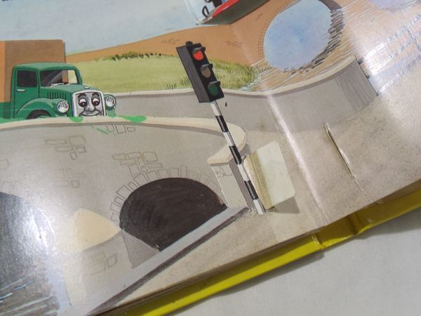  устройство книга с картинками [ паровозик Томас Bertie the Bus and Thomas the Tank Engine : A POP-UP BOOK( повреждение есть )] pop up . автомобиль ...