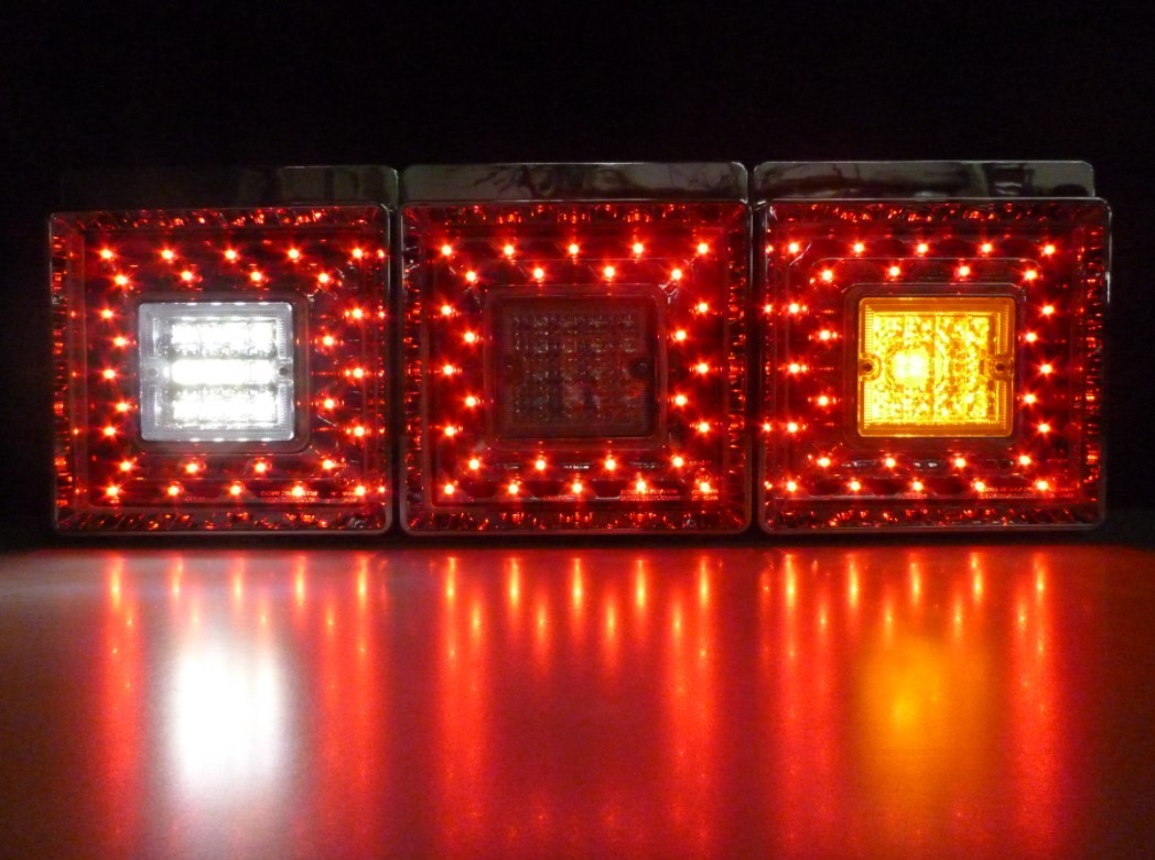 日本ボデーパーツ 角型LEDテールランプ 3連+コネクターハーネス+バックランプハーネス UD・大型 後退灯付 9249033D/6148765/6148746×2_画像2