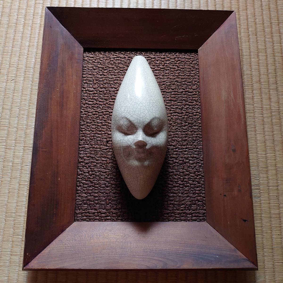 壁飾り 陶器 人の顔 木製額 和風 和室 約420×330㎜ 陶器の部分：高さ約230㎜　【2811】