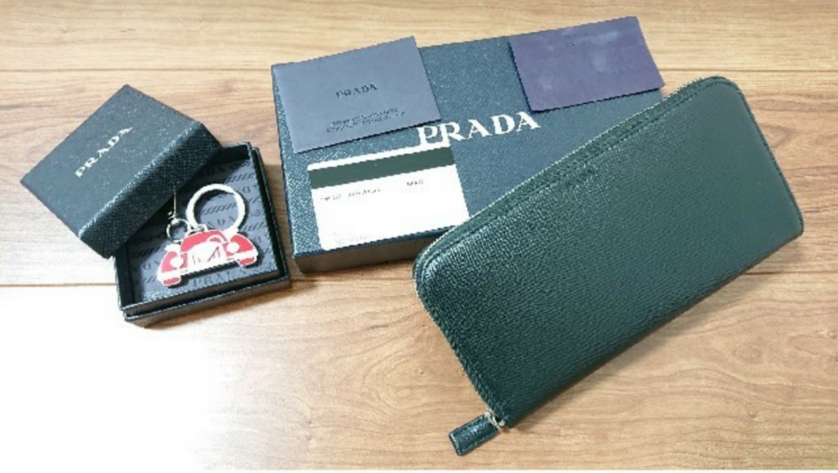 レア 新品★未使用★箱付きPRADA キーリング 車★直営店購入 プラダ キーホルダー 車モチーフ レッド×シルバー ユニセックス