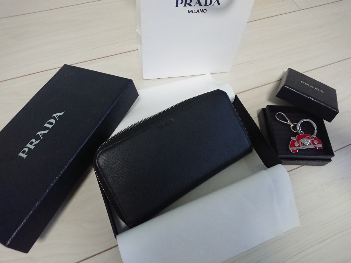 レア 新品★未使用★箱付きPRADA キーリング 車★直営店購入 プラダ キーホルダー 車モチーフ レッド×シルバー ユニセックス